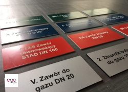 tabliczki-grawerowane-2-laminaty-kolor
