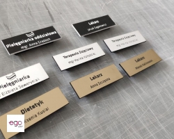 Tabliczki-do-identyfikatorow-z-grawerem