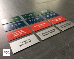 tabliczki-grawerowane-2-laminaty-kolor3