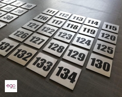 tabliczki-grawerowane-srebrne-czarne-z-numerami