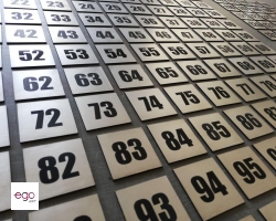 tabliczki-grawerowane-srebrne-czarne-z-numerami2