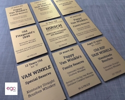 zlote-tabliczki-z-grawerem-na-pudełka