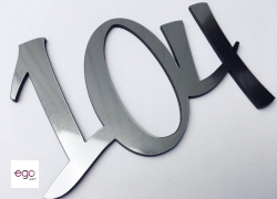 wyciecie_znakow_laminat_numer_na_drzwi_srebrny_hotel