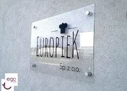 tablica_z_plexi_na_dystansach