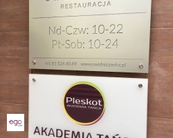 szyld-na-dystansie-plexi