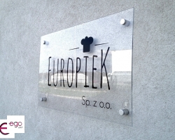 tablica_z_plexi_na_dystansach