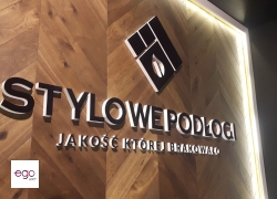 logo-przestrzenne-czarne-lico-z-plexi-boki-biale