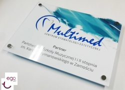 tabliczka-na-dystansach-z-plexi-drukowana