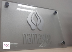 tabliczka-z-plexi-na-dystansach