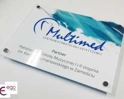 tabliczka-na-dystansach-z-plexi-drukowana