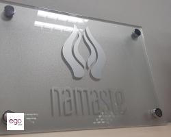 tabliczka-z-plexi-na-dystansach