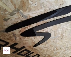 napis-z-plexi-czarnej