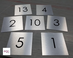 tabliczki-z-numerami-srebrne-szczotkowane