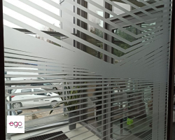 oklejanie-dekoracyjne-przeszklen-w-biurze-4