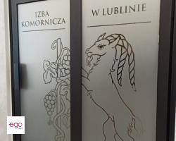 oklejnie-drzwi-wejściowych-folia-mrożona-folia-reklama-dla-komornika