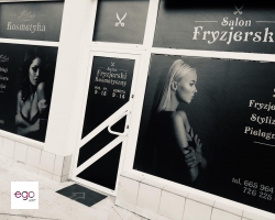 wydruk-i-aplikacja-grafiki-na-wiytynach-salon-fryzjerski2