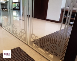 oklejanie-dekoracyjne-szafy-folia-szroniona-mrozona