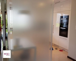 oklejanie-dekoracyjne-szafy-folia-szroniona-mrozona2