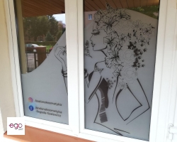 oklejanie-witryn-folia-mrozona-z-nadrukiem