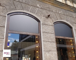 zaklejanie-folia-czarna-szyb-okien