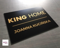 tabliczka-ze-slotymi-napisami-logo