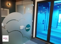 folia-do-biura-drzwi-szklo-mrozone-transparentna-kolorowa