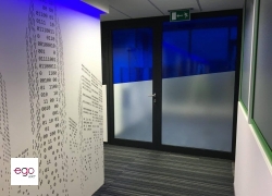 folia-do-biura-sala-konferencyjna-szklo-mrozone-transparentna-kolorowa