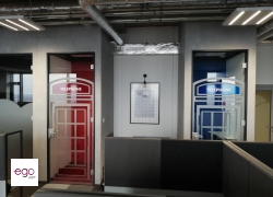 folia-do-biura-witrazowa-mrozona-kolorowa-stylizacja