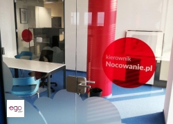 folia-transparentana-do-biura-szklo-mrozone-kolorowa