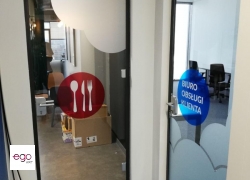 folia-witrażowa-do-biura-kolorowa-logo-oznaczenie-drzwi-firma