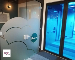 folia-do-biura-drzwi-szklo-mrozone-transparentna-kolorowa