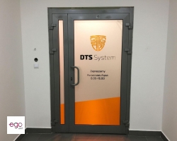 folia-do-biura-kolorowa-logo-oznaczenie-drzwi-firma