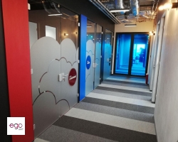 folia-do-biura-korytarz-szklo-mrozone-transparentna-kolorowa