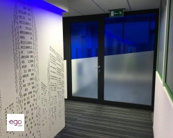 folia-do-biura-sala-konferencyjna-szklo-mrozone-transparentna-kolorowa