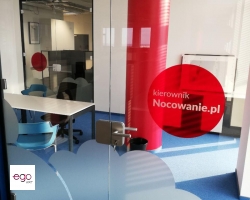 folia-transparentana-do-biura-szklo-mrozone-kolorowa