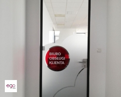 folia-witrażowa-do-biura-kolorowa-logo-oznaczenie-drzwi-firma-czerowna