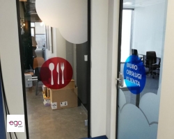 folia-witrażowa-do-biura-kolorowa-logo-oznaczenie-drzwi-firma