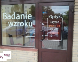 litery-reklamowe-na-witrynach