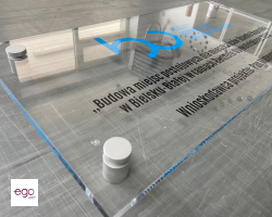 SzyldPremium-Plexi-bezbarwna-dystanse-srebrne
