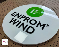 logo-przestrzenne-kolo-lico-plexi-biala