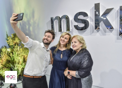 napis-zlote-lustro-logo-przestrzenne-3d-na-sciane2