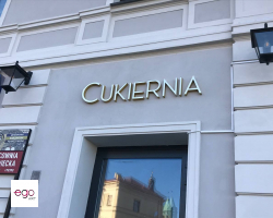 logo-złote-lustrzane-z-plexi-dla-cukerni