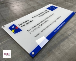 druk-uv-na-plexi-bezbarwnej-tablica-dofinansowanie-ue