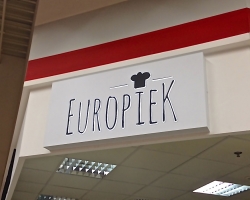 biały kaseton w wypukłymi literami