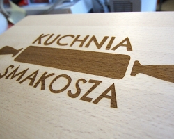 grawer-log-na-desce-laserCO2