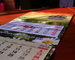 Kalendarz trojdzielny z wypukla glowka - kalendarium dwukolorowe1