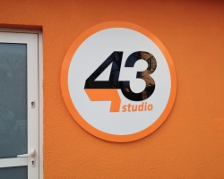 logo przestrznne z plexi studio 43