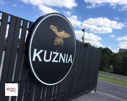 swiecacy-okragly-kaseton-logo-kuznia