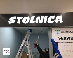 ciemno-szary-kaseton-z-dibondu-na-ledach-reklama-lublin-litery-zlicowane