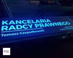 kasetonz-z-dibondu-srebrny-szczotkowany-podswietlenie